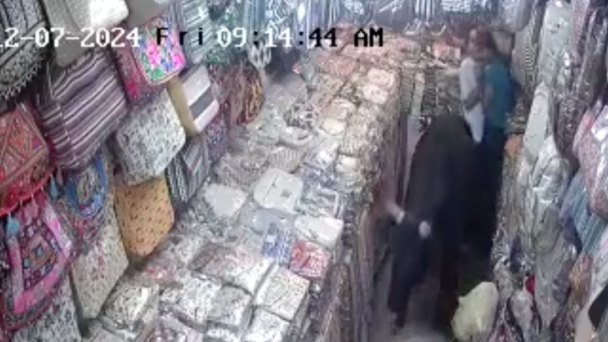 Hindistan’da yabani boğalar çantacı dükkanına daldı