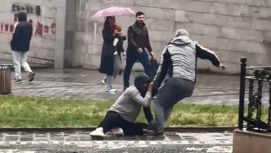 gaziosmanpasada sokak ortasinda kavga kaldirim tasiyla dovdu YXY92BFl.jpg