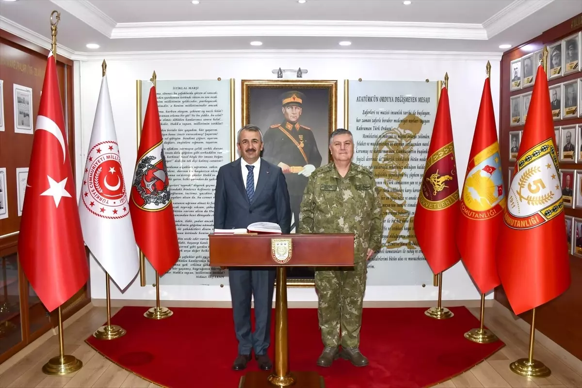 vali sezer 5 kolordu komutanini ziyaret etti SiLJUKLn.jpg