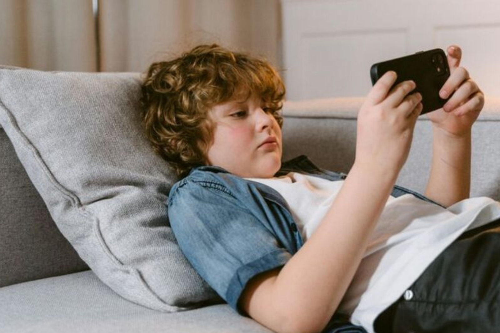 Akran Zorbalığı Komisyonu’ndan 13 yaş altına akıllı telefon yasağı önerisi