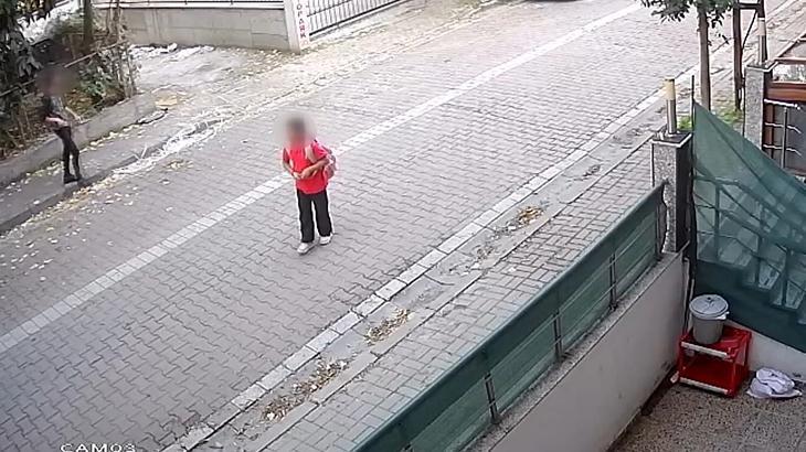 avcilarda soke eden anlar 10 yasindaki kizi takip edip yanina cagirdi annesi gelince kacti GTPjaLXW.jpg