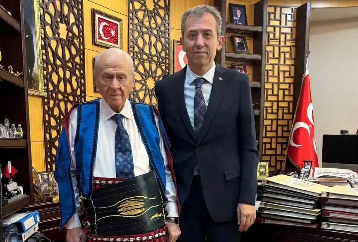 Bahçeli Karaşar Türkmen Alevilerinin mahalli kıyafetleriyle hatıra pozu verdi