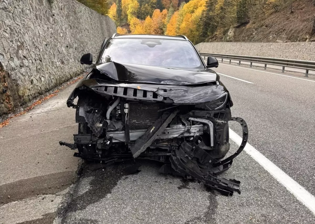 boluda elektrikli otomobil kazasi surucu yaralanmadi D9LWh4zH.jpg