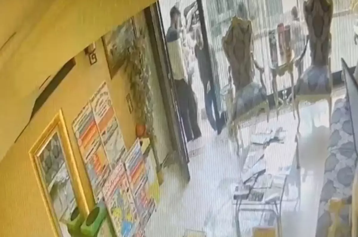 Zehirlenme faciasında, ilaçlama yapan kişinin otele girdiği anlar kamerada