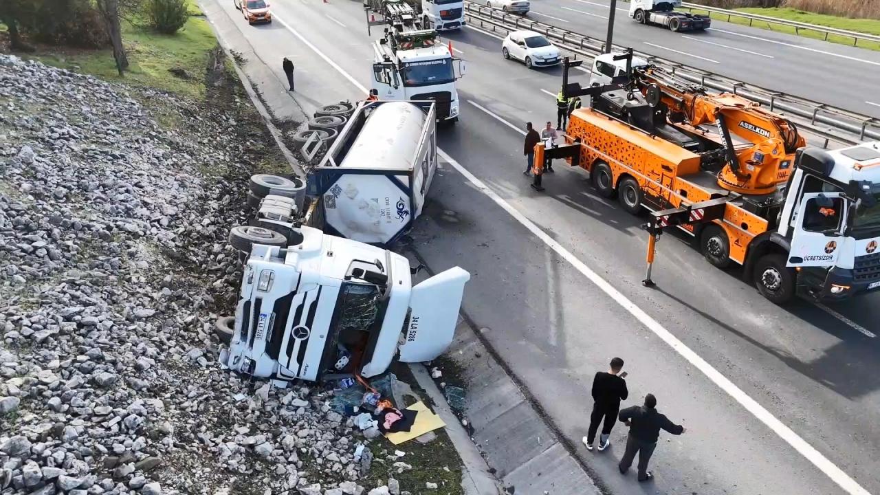 Esenyurt TEM’de tanker devrildi: Trafik kilitlendi
