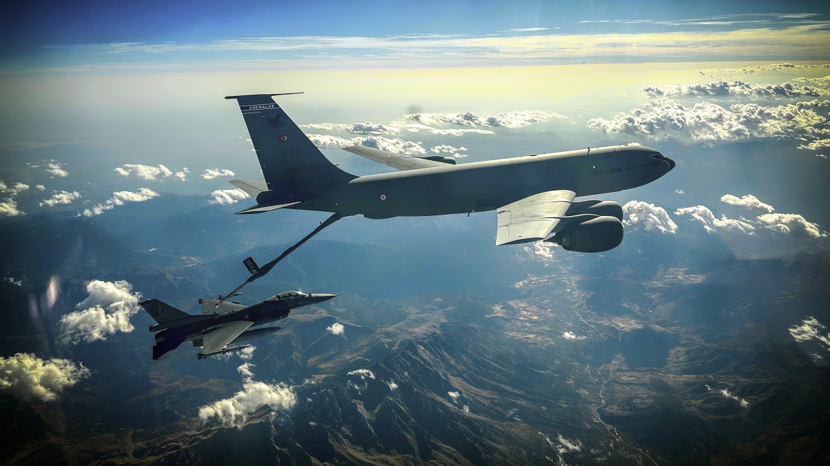 MSB paylaştı: Savaş uçaklarımızın gökyüzüne yansıyan görüntüleri