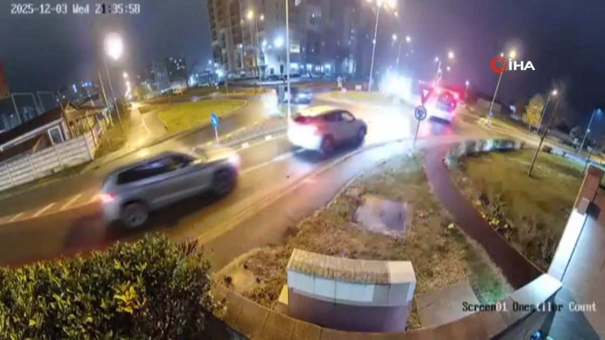 Romanya’da film sahnesi gibi kaza: İki aracın üzerinden uçtu