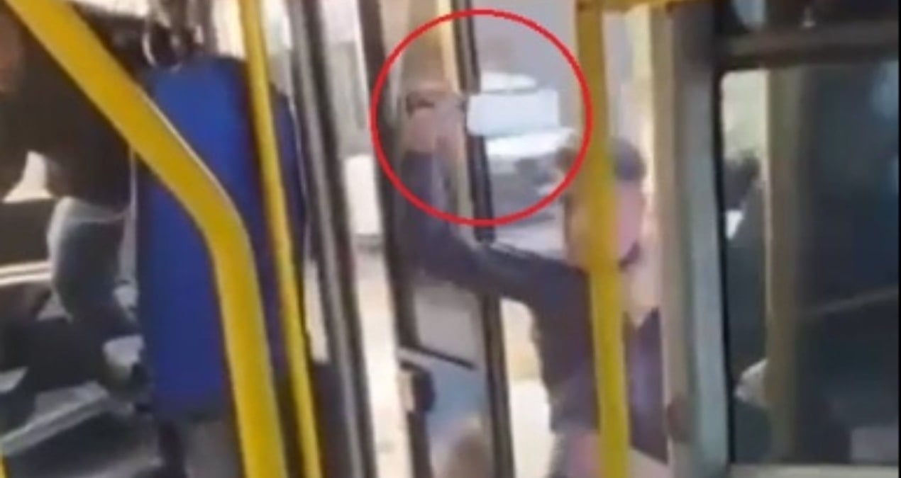 Tekme ve yumrukla yetinmedi otobüse satırla saldırdı!